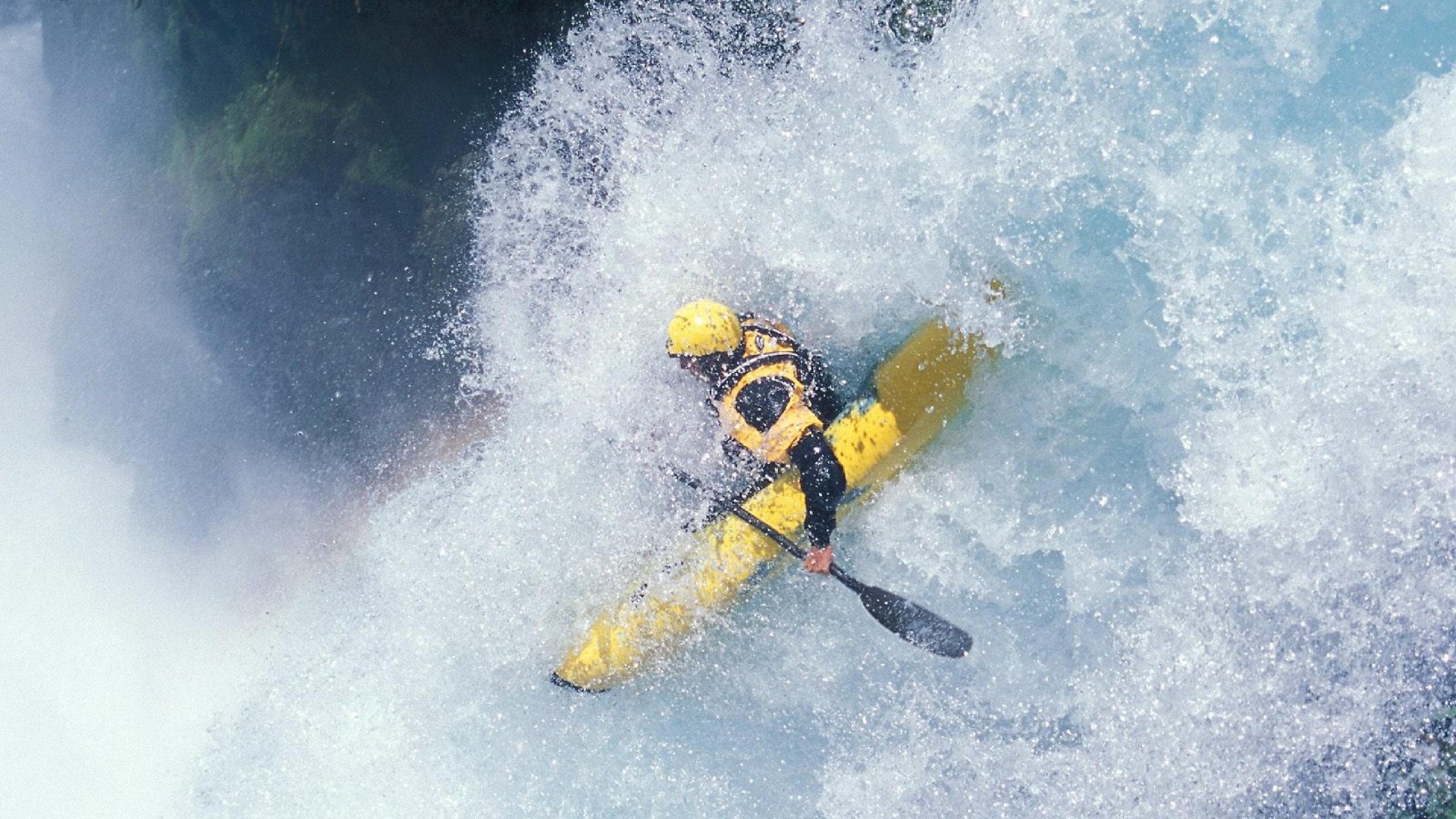 强强碰撞:球场上的精彩瞬间令人热血沸腾,冲撞强强